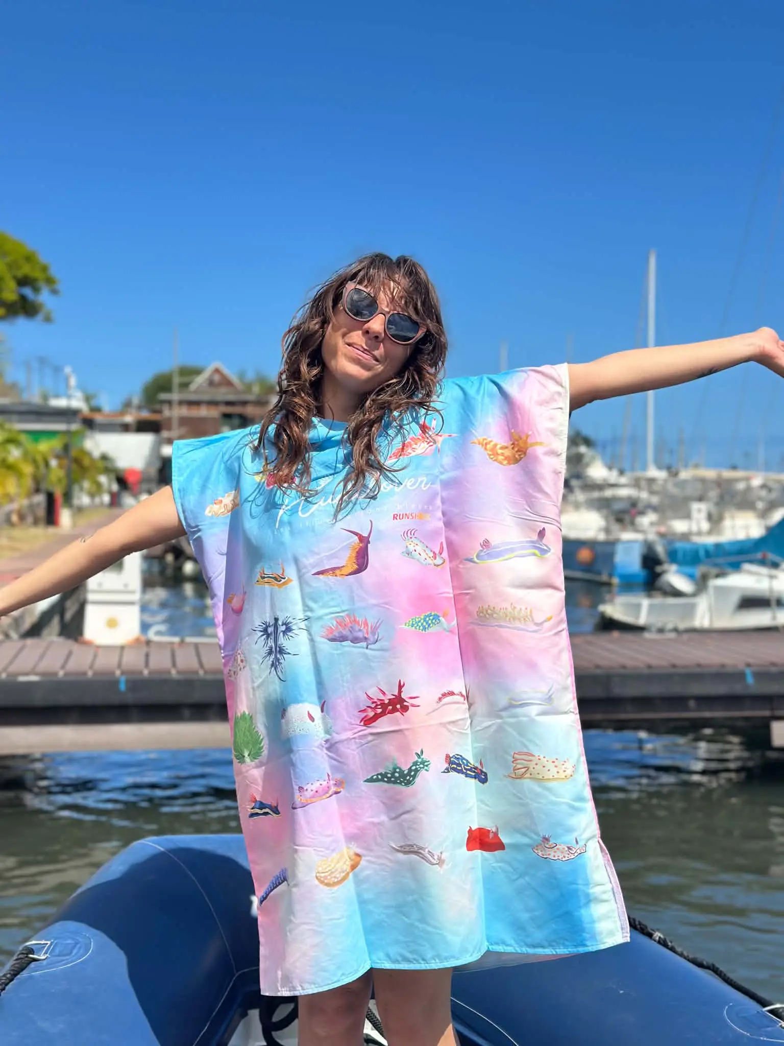 L’artiste des Illustrations Bleues portant le poncho Nudilovers après une sortie en bateau